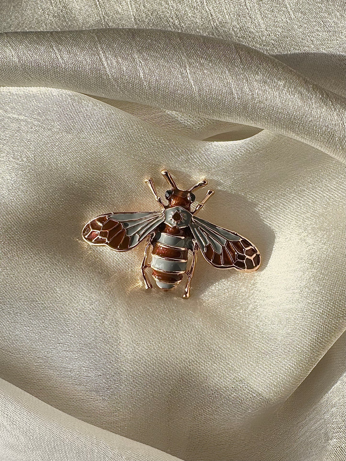 Bee pin