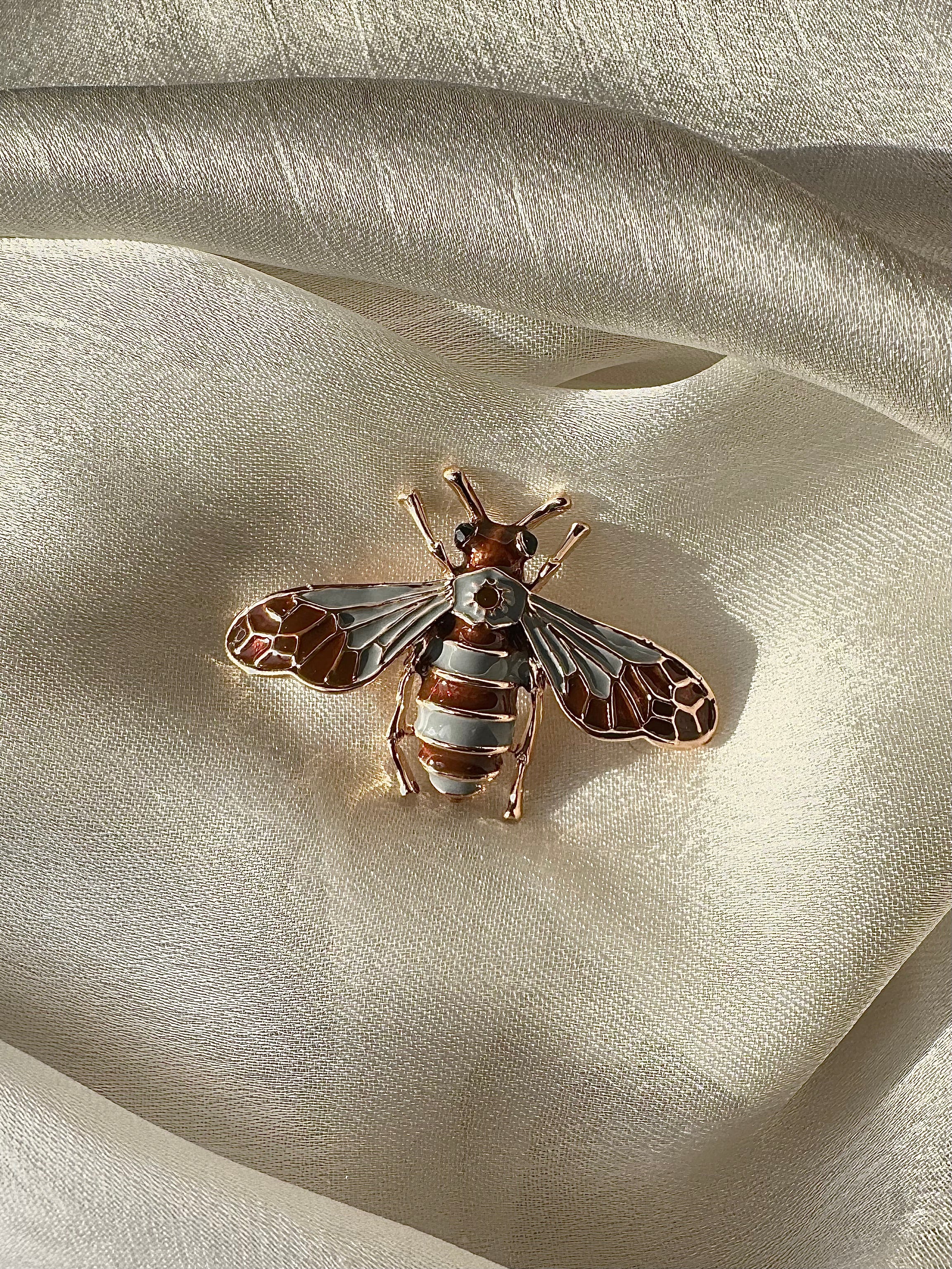 Bee pin