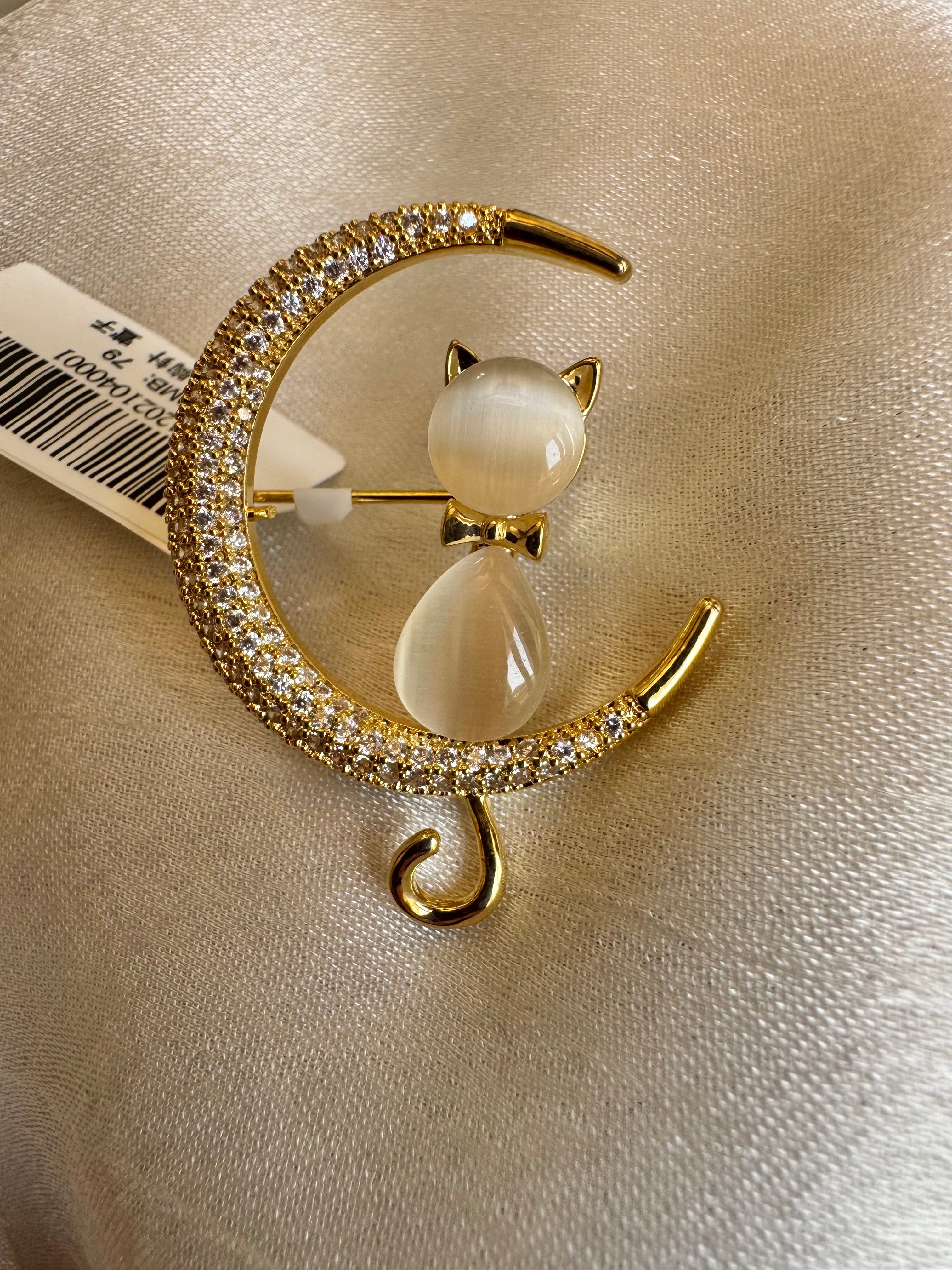 Moon cat brooch