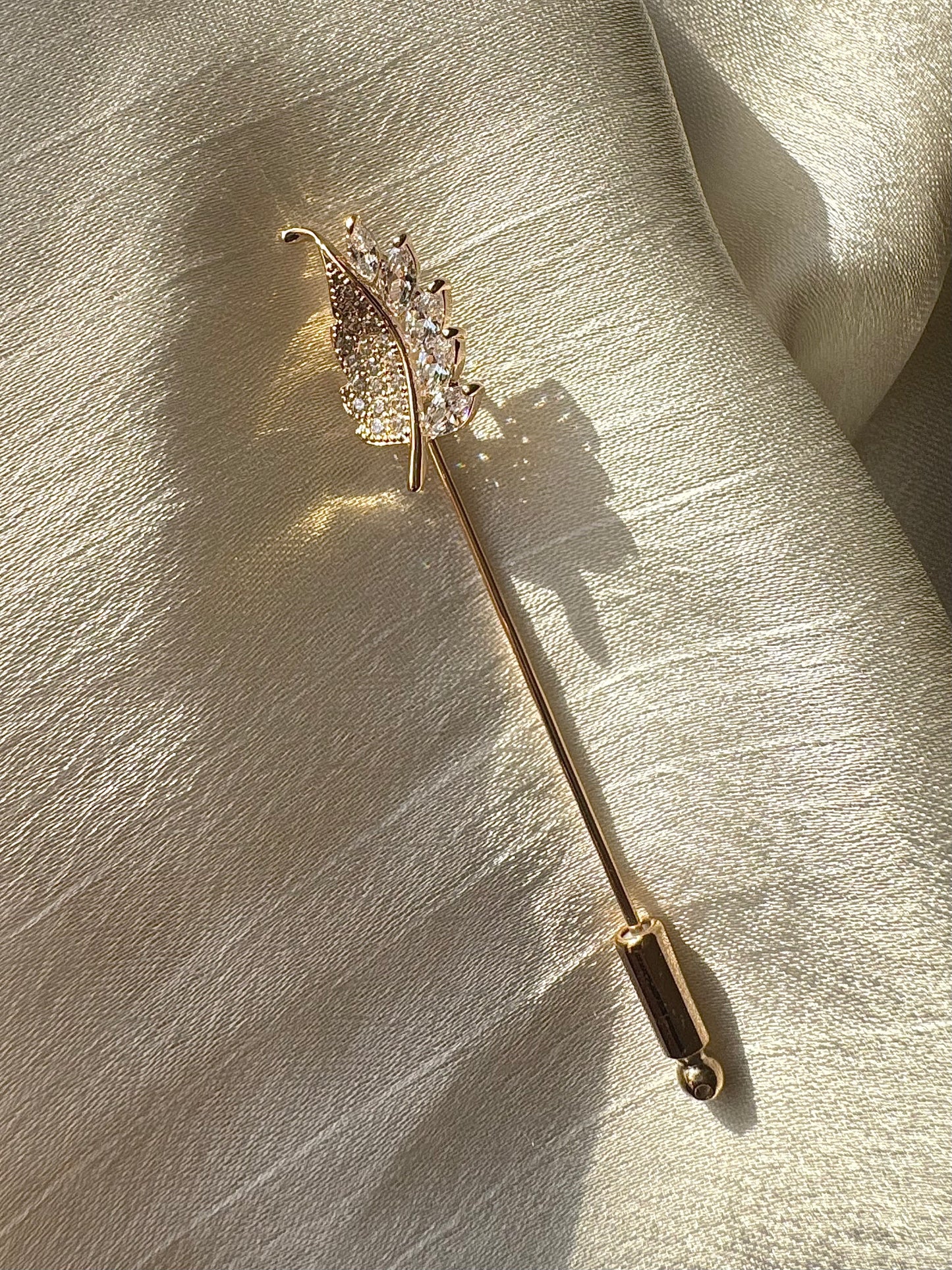 Golden leave pin